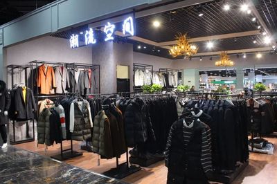 突發！城陽商場服裝鞋包大拋售潮來襲，消費者迎來購物狂歡